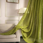 Rideau de couleur vert tendre, apportant une touche élégante et moderne à votre salon. Ce rideau léger et fluide est idéal pour créer une ambiance chaleureuse et accueillante dans votre intérieur, tout en permettant à la lumière naturelle de s'infiltrer délicatement. Parfait pour habiller des fenêtres de manière raffinée, il se marie facilement avec différents styles de décoration.