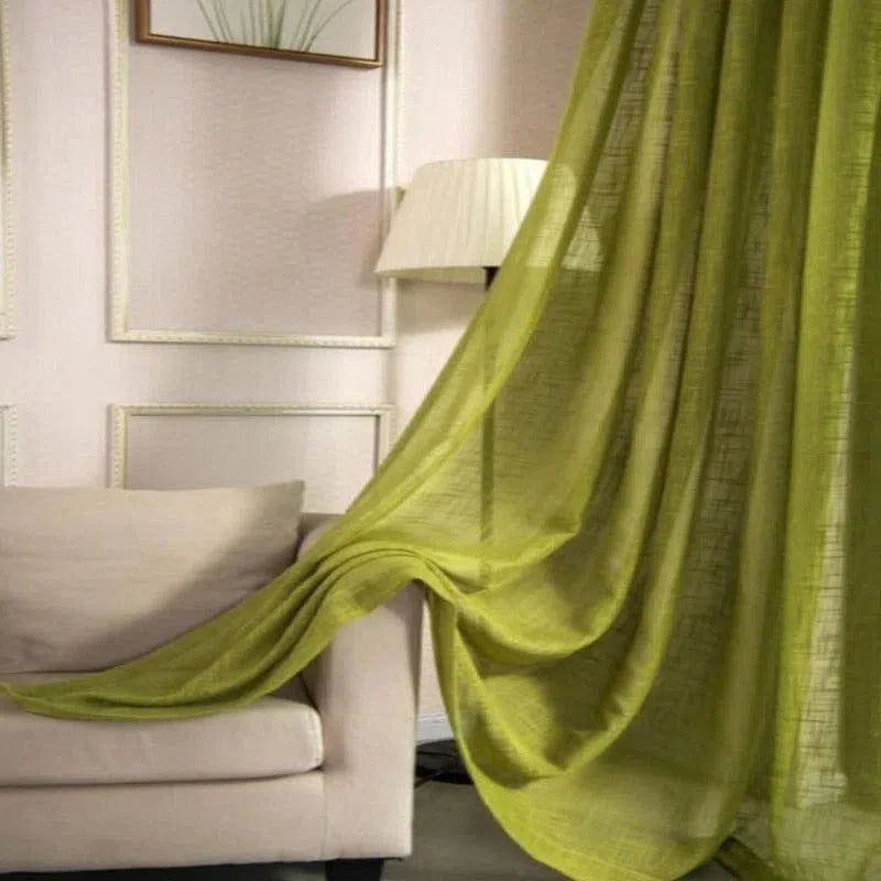 Rideau de couleur vert tendre, apportant une touche élégante et moderne à votre salon. Ce rideau léger et fluide est idéal pour créer une ambiance chaleureuse et accueillante dans votre intérieur, tout en permettant à la lumière naturelle de s'infiltrer délicatement. Parfait pour habiller des fenêtres de manière raffinée, il se marie facilement avec différents styles de décoration.
