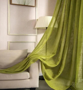 Rideau de couleur vert tendre, apportant une touche élégante et moderne à votre salon. Ce rideau léger et fluide est idéal pour créer une ambiance chaleureuse et accueillante dans votre intérieur, tout en permettant à la lumière naturelle de s'infiltrer délicatement. Parfait pour habiller des fenêtres de manière raffinée, il se marie facilement avec différents styles de décoration.