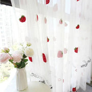rideau blanc transparent fraises brodées motifs floraux champêtre decoration fenetre translucide