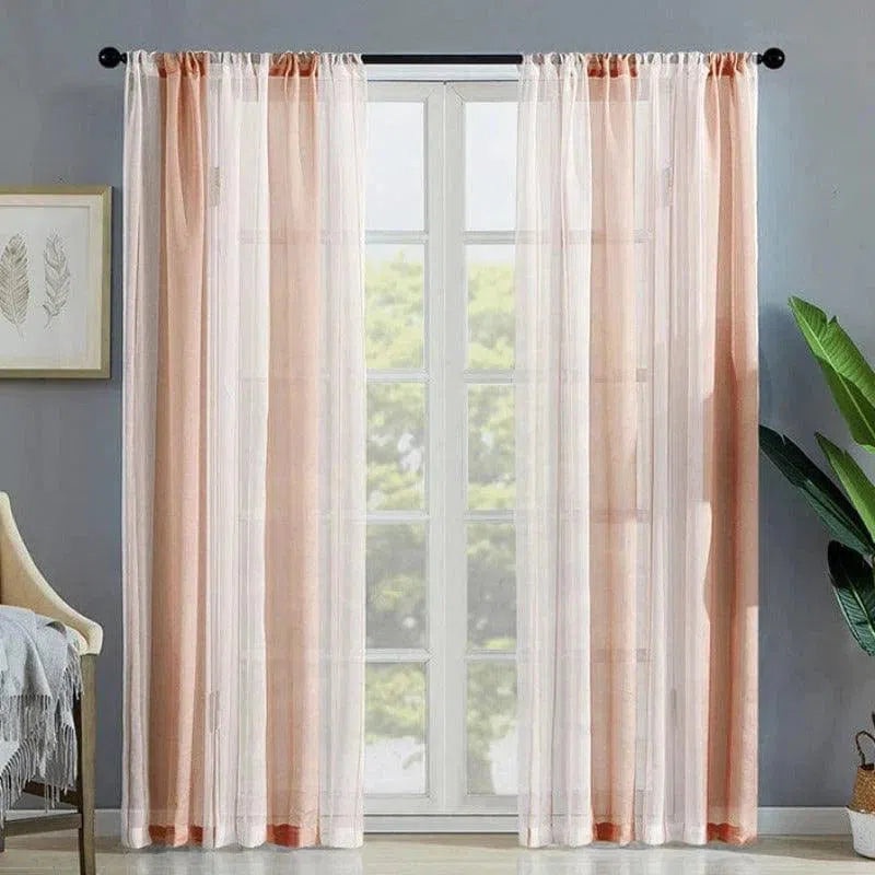 Rideaux transparents élégants de couleur rose clair, ajoutant une touche de douceur à la décoration intérieure, suspendus à une grande fenêtre lumineuse avec une vue sur l'extérieur verdoyant. Parfait pour illuminer tout salon ou chambre à coucher avec style et raffinement.