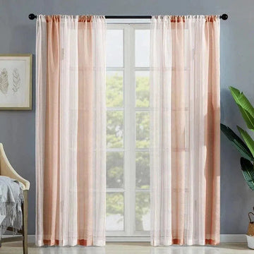 Rideaux transparents élégants de couleur rose clair, ajoutant une touche de douceur à la décoration intérieure, suspendus à une grande fenêtre lumineuse avec une vue sur l'extérieur verdoyant. Parfait pour illuminer tout salon ou chambre à coucher avec style et raffinement.