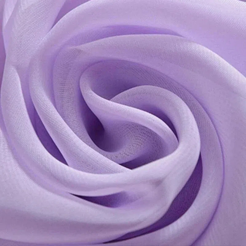 Étoffe lilas élégante avec plis délicats, parfaite pour créations de mode raffinée et projets textiles. Teinte douce et sophistiquée pour une ambiance apaisante et élégante.