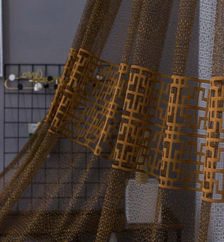 Rideau moderne avec motifs géométriques dorés, idéal pour un salon élégant. Parfait pour ajouter une touche de sophistication et de style à votre intérieur. Accessoire décoratif essentiel pour rehausser l'esthétique de votre pièce tout en filtrant la lumière naturelle.