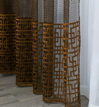 Rideau élégant avec motifs géométriques marron, idéal pour ajouter une touche sophistiquée à votre intérieur. Ce design unique permet de filtrer délicatement la lumière tout en préservant l'intimité. Parfait pour le salon ou la chambre, ce rideau s'harmonise facilement avec divers styles de décoration.