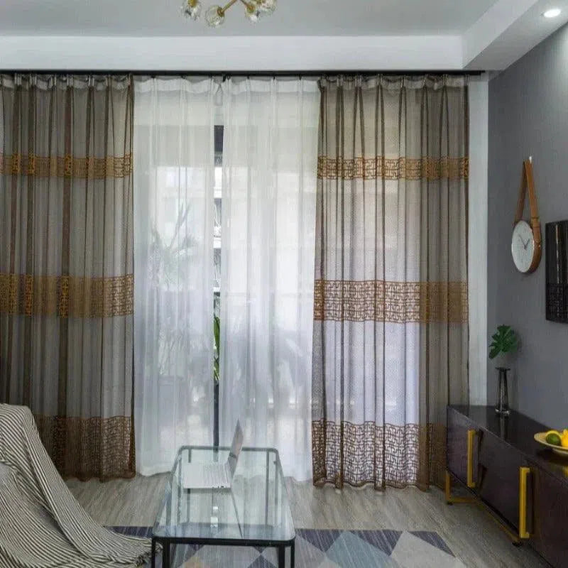 Rideaux modernes dans un salon élégant avec décoration contemporaine. Combinaison de couleurs harmonieuses pour s'adapter à tout intérieur. Idéal pour filtrer la lumière tout en offrant une touche décorative raffinée. Accessoire parfait pour créer une atmosphère chaleureuse et accueillante. Disponibles en différentes tailles pour répondre aux besoins de chaque pièce.