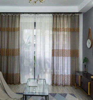 Rideaux modernes dans un salon élégant avec décoration contemporaine. Combinaison de couleurs harmonieuses pour s'adapter à tout intérieur. Idéal pour filtrer la lumière tout en offrant une touche décorative raffinée. Accessoire parfait pour créer une atmosphère chaleureuse et accueillante. Disponibles en différentes tailles pour répondre aux besoins de chaque pièce.