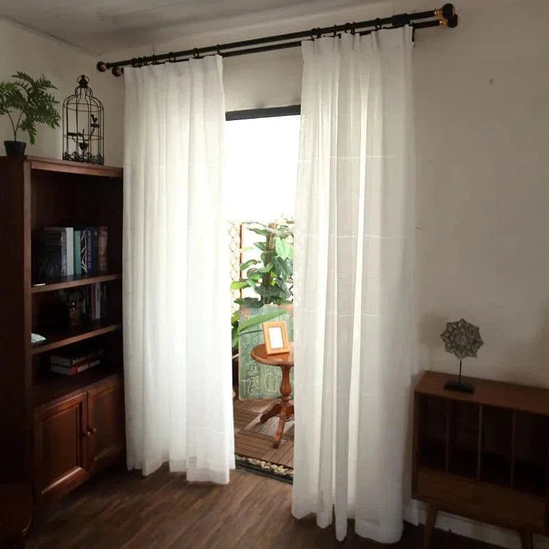 Rideaux blancs élégants pour salon, ajoutant une touche lumineuse et moderne à la décoration intérieure. Idéal pour filtrer la lumière tout en maintenant une ambiance chaleureuse. S'adapte parfaitement à différents styles d'intérieurs, ajoutant une sensation d'ouverture et de calme à la pièce.