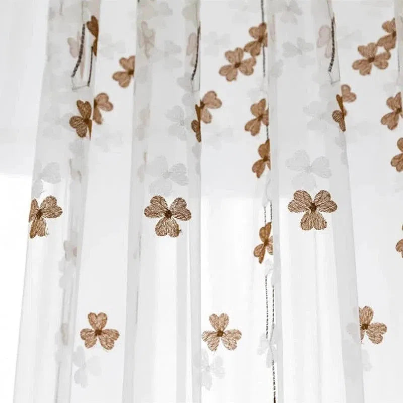 Rideau décoratif à motif de fleurs, idéal pour embellir votre intérieur avec élégance et légèreté. Ce rideau floral apporte une touche de nature à votre salon ou chambre, et filtre la lumière pour une ambiance douce et apaisante. Parfait pour un style moderne et raffiné.