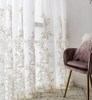 Rideaux élégants avec motifs floraux délicats, parfaits pour ajouter une touche de charme à votre salon. Leur transparence laisse filtrer la lumière naturelle tout en préservant l'intimité. Idéal pour une décoration intérieure raffinée et lumineuse. Ajoute une ambiance chaleureuse et accueillante à votre espace de vie.