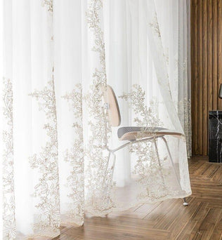 Rideau de style élégant avec motifs floraux délicats sur fond blanc, parfait pour apporter une touche raffinée à votre intérieur. Idéal pour salons modernes ou chambres douces, ce rideau assure une ambiance lumineuse et apaisante. Explorez un design chic qui améliore l'esthétique de n'importe quelle pièce de la maison.