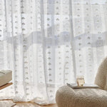 Rideaux élégants et légers pour un salon lumineux, offrant une ambiance chaleureuse et accueillante grâce à leur design délicat. Parfaits pour filtrer la lumière naturelle, ces rideaux ajoutent une touche décorative raffinée à toute pièce. Idéal pour créer un espace de détente paisible.
