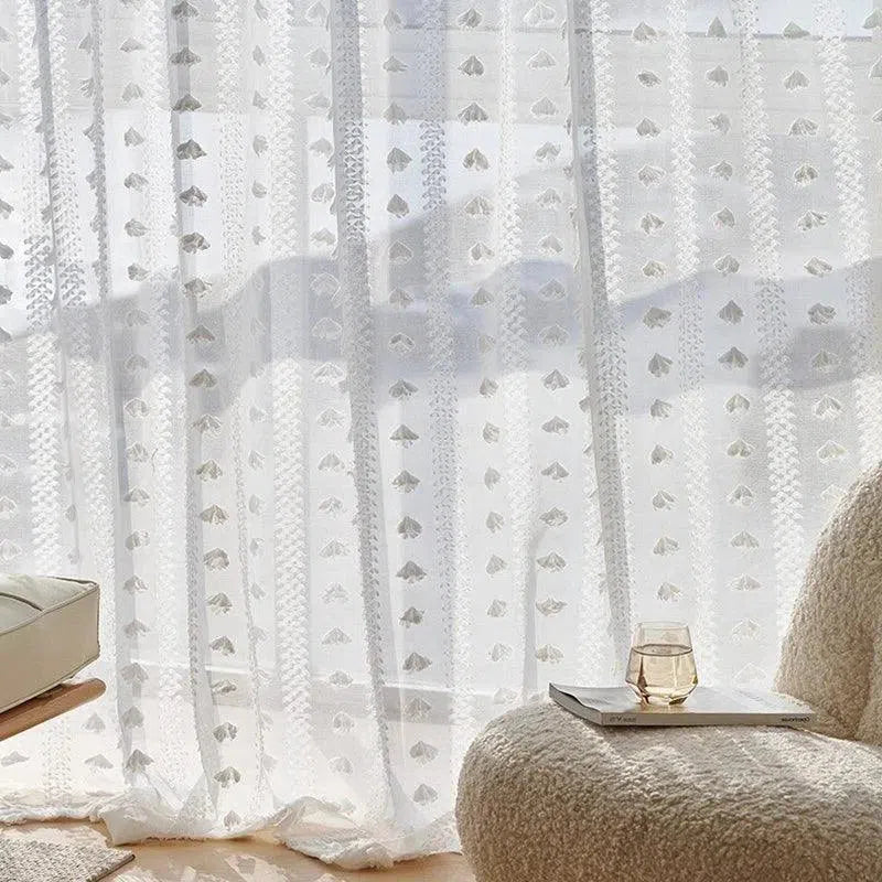 Rideaux élégants et légers pour un salon lumineux, offrant une ambiance chaleureuse et accueillante grâce à leur design délicat. Parfaits pour filtrer la lumière naturelle, ces rideaux ajoutent une touche décorative raffinée à toute pièce. Idéal pour créer un espace de détente paisible.