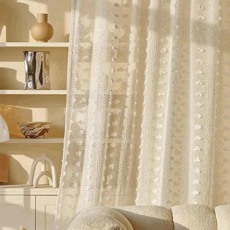 Rideaux translucides élégants filtrant la lumière du soleil dans un salon moderne avec des étagères décoratives et du mobilier contemporain. Ambiance chaleureuse et raffinée, idéale pour sublimer votre intérieur avec style et une touche de sophistication. Optimisez votre décoration avec ces rideaux au design délicat et subtil pour un espace accueillant et lumineux.