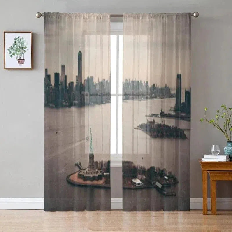 Rideau de fenêtre avec motif de la Statue de la Liberté et skyline urbaine, ajoutant une touche moderne et esthétique à votre décoration intérieure. Transformez votre pièce avec ce rideau inspirant, idéal pour un salon ou une chambre à coucher. Complément parfait pour une ambiance contemporaine et élégante.
