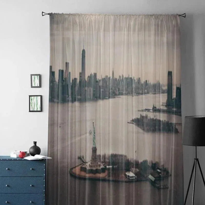 Rideau décoratif avec une vue panoramique sur la Statue de la Liberté, offrant une touche unique et moderne à votre intérieur. Idéal pour apporter une ambiance urbaine et sophistiquée à votre salon ou chambre. Parfait pour les amoureux de la ville de New York et du design contemporain. Ajoutez une touche d'élégance cosmopolite à votre espace de vie.