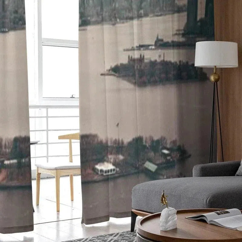 Rideaux avec impression de paysage urbain moderne, parfaits pour ajouter une touche élégante et artistique à votre salon. Ce design unique transforme instantanément l'ambiance de la pièce tout en offrant intimité et style. Idéal pour les intérieurs contemporains recherchant caractère et originalité.