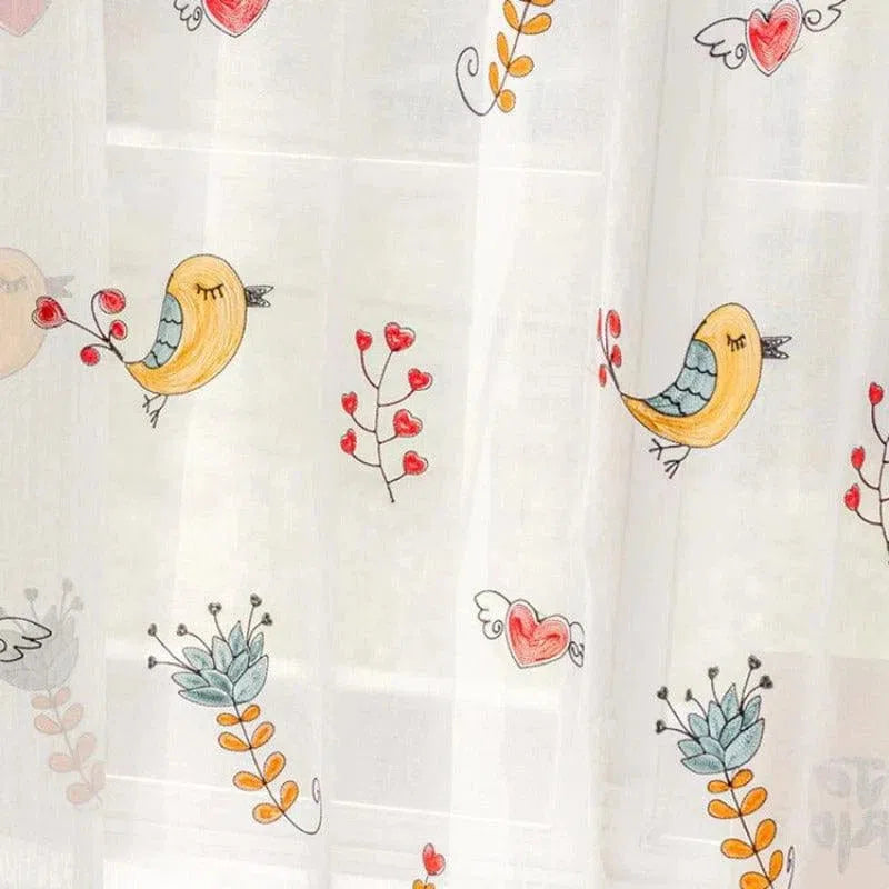 Rideau décoratif pour chambre d'enfants, motif joyeux avec oiseaux colorés, cœurs ailés et branches fleuries. Idéal pour apporter une touche de fantaisie et de douceur à la chambre des petits. Accessoire de décoration parfait pour une ambiance ludique et chaleureuse.