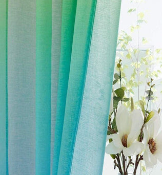 Rideau turquoise élégant et moderne, parfait pour ajouter une touche de fraîcheur à votre intérieur. Laissez entrer la lumière tout en préservant votre intimité avec ce rideau coloré. Idéal pour le salon, la chambre ou toute autre pièce de la maison, ce rideau se combine harmonieusement avec des éléments de décor naturels.