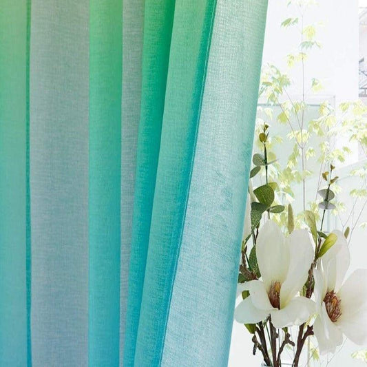 Rideau turquoise élégant et moderne, parfait pour ajouter une touche de fraîcheur à votre intérieur. Laissez entrer la lumière tout en préservant votre intimité avec ce rideau coloré. Idéal pour le salon, la chambre ou toute autre pièce de la maison, ce rideau se combine harmonieusement avec des éléments de décor naturels.