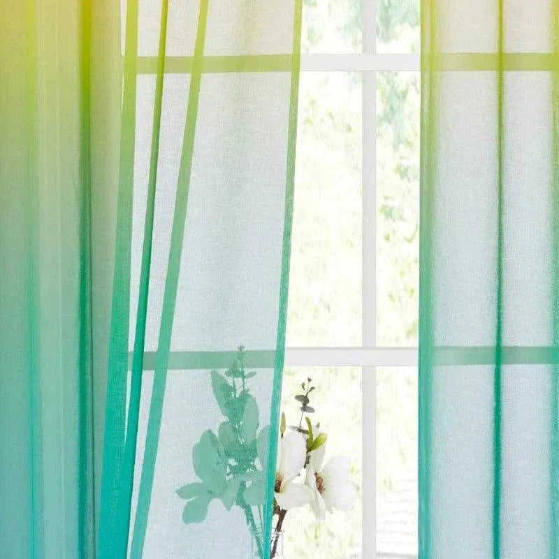 Rideaux dégradé vert et jaune, apportant luminosité et élégance à votre intérieur. Parfaits pour donner une touche moderne et colorée à tout espace, créant une ambiance accueillante et fraîche près de la fenêtre. Accessoire déco idéal pour une maison contemporaine.