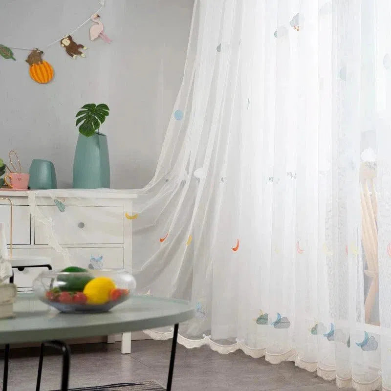 Voilage léger pour chambre d'enfant, orné de motifs colorés, apportant une ambiance douce et ludique. Idéal pour filtrer la lumière tout en ajoutant une touche décorative à la pièce. S'accorde parfaitement avec un décor moderne et chaleureux.