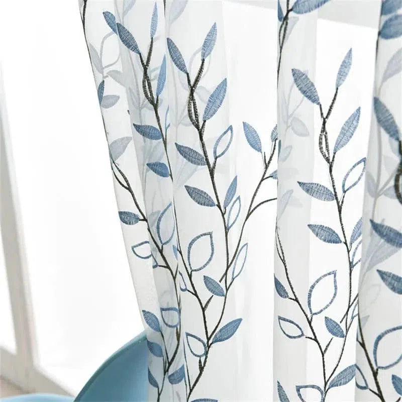 Voilage décoratif avec motif floral bleu, idéal pour ajouter une touche élégante à tout intérieur. Ce rideau lumineux avec un design naturel s'harmonise parfaitement avec divers styles de décoration, apportant une ambiance apaisante et moderne à votre espace de vie.