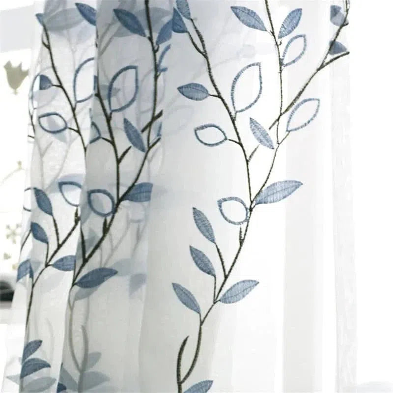Voilage décoratif avec motif floral à feuilles bleues, idéal pour ajouter une touche élégante et naturelle à votre intérieur. Parfait pour le salon ou la chambre, ce rideau laisse passer la lumière tout en préservant l'intimité. Transformez votre espace avec ce design raffiné et apaisant.
