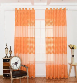 Rideaux orange modernes pour salon, apportant une touche chaleureuse et élégante à votre intérieur. Décoration lumineuse avec des rideaux rayés, parfaits pour ajouter de la couleur et du style à votre espace de vie. Accessoire idéal pour habiller vos fenêtres avec sophistication.