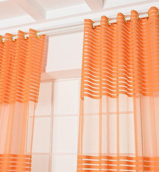Rideaux orange modernes à rayures pour salon, ajoutant une touche élégante et vibrante à votre décoration intérieure. Parfaits pour réguler la lumière tout en offrant une ambiance chaleureuse. Accessoire idéal pour fenêtres de salon ou de chambre. Disponibles pour divers styles de décoration.