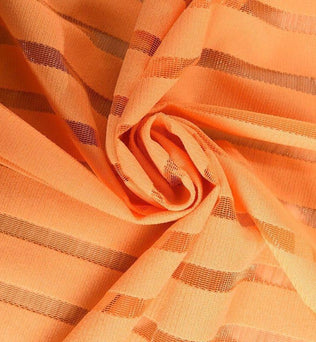 Tissu aux tons orangés avec motif rayé, idéal pour la confection de vêtements ou de décorations d'intérieur. Léger et élégant, parfait pour apporter une touche de couleur vive à vos projets créatifs.
