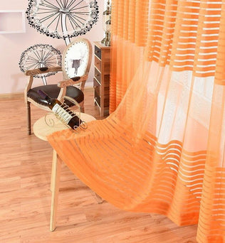 Rideau orange design pour intérieur moderne, créant une atmosphère chaleureuse. Parfait pour ajouter une touche élégante à votre salon ou chambre, avec un motif rayé subtil. Accessoire idéal pour une décoration tendance et lumineuse.