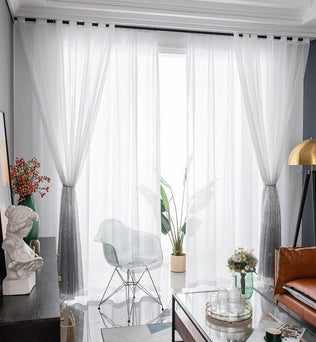 Rideau de salon moderne transparent et élégant, idéal pour illuminer une pièce tout en préservant l'intimité. Son design épuré s'intègre parfaitement dans un intérieur contemporain, offrant une touche de sophistication et de légèreté. Parfait pour les grandes baies vitrées, il rehausse la décoration intérieure tout en laissant passer la lumière naturelle.