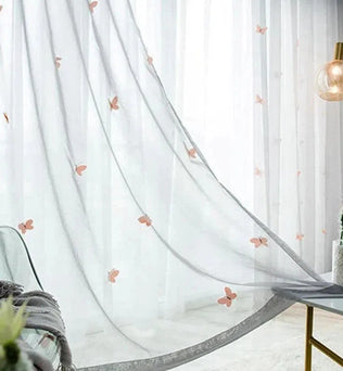 Voilage élégant avec motifs de papillons pour salon moderne. Rideau décoratif apportant luminosité et style à votre intérieur. Idéal pour créer une ambiance douce et poétique dans votre espace de vie. Parfait pour compléter la décoration de votre maison avec une touche de légèreté et d'élégance.