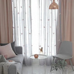 Rideaux élégants avec motifs papillons, parfaits pour apporter une touche délicate et lumineuse à votre salon. Ils s'harmonisent avec un mobilier moderne, créant une atmosphère cosy et accueillante. Complétez votre décoration intérieure avec ces rideaux raffinés qui filtrent la lumière tout en ajoutant une note de charme à votre espace.