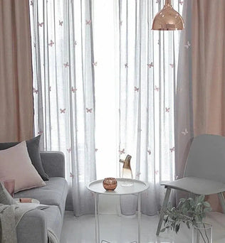 Rideaux élégants avec motifs papillons, parfaits pour apporter une touche délicate et lumineuse à votre salon. Ils s'harmonisent avec un mobilier moderne, créant une atmosphère cosy et accueillante. Complétez votre décoration intérieure avec ces rideaux raffinés qui filtrent la lumière tout en ajoutant une note de charme à votre espace.