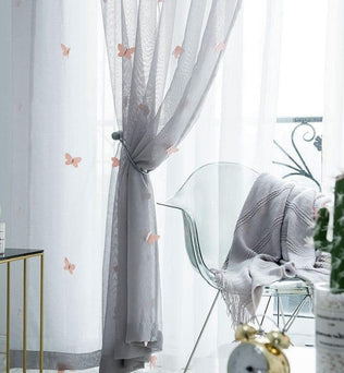 Rideaux élégants avec motifs de papillons roses, ajoutant une touche romantique et moderne à votre décoration intérieure. Ambiance lumineuse, idéale pour une chambre ou un salon. Stylisme frais et contemporain pour embellir vos fenêtres.
