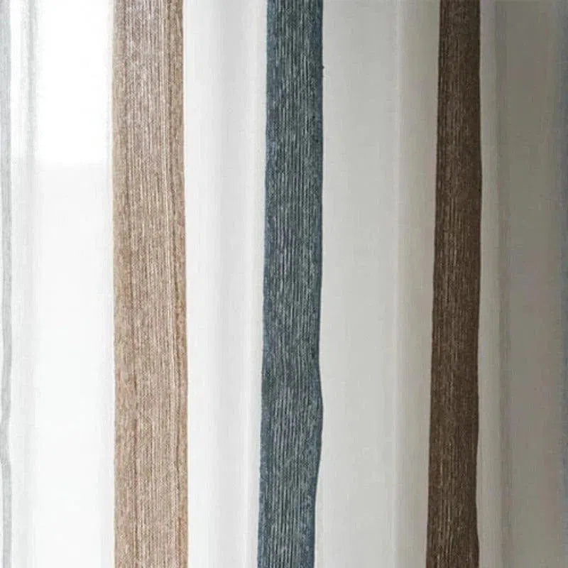 Rideaux élégants à rayures verticales multicolores pour une décoration intérieure moderne. Idéals pour ajouter une touche sophistiquée à votre salon ou chambre à coucher. Disponibles en divers coloris harmonieux pour compléter n'importe quel style de décoration. Parfaits pour contrôler la luminosité tout en conservant une ambiance chaleureuse.