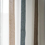 Rideaux élégants à rayures verticales multicolores pour une décoration intérieure moderne. Idéals pour ajouter une touche sophistiquée à votre salon ou chambre à coucher. Disponibles en divers coloris harmonieux pour compléter n'importe quel style de décoration. Parfaits pour contrôler la luminosité tout en conservant une ambiance chaleureuse.