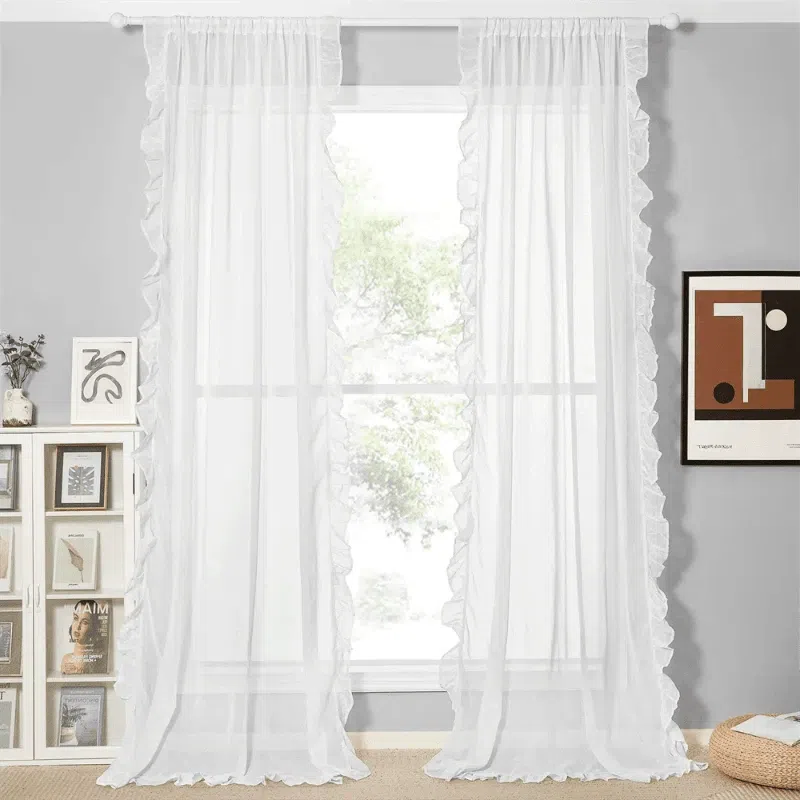 Rideau blanc élégant avec volants, parfait pour une décoration intérieure moderne et lumineuse. Apporte une touche de douceur à votre salon ou chambre grâce à son design raffiné. Idéal pour tamiser la lumière tout en conservant une atmosphère aérée. Accessoire déco essentiel pour une ambiance apaisante et contemporaine.