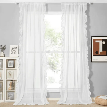 Rideau blanc élégant avec volants, parfait pour une décoration intérieure moderne et lumineuse. Apporte une touche de douceur à votre salon ou chambre grâce à son design raffiné. Idéal pour tamiser la lumière tout en conservant une atmosphère aérée. Accessoire déco essentiel pour une ambiance apaisante et contemporaine.