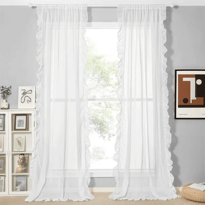 Rideau blanc élégant avec volants, parfait pour une décoration intérieure moderne et lumineuse. Apporte une touche de douceur à votre salon ou chambre grâce à son design raffiné. Idéal pour tamiser la lumière tout en conservant une atmosphère aérée. Accessoire déco essentiel pour une ambiance apaisante et contemporaine.