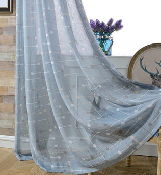 Rideau élégant bleu clair avec motifs géométriques, parfait pour ajouter une touche contemporaine à votre salon. Ce rideau offre une décoration raffinée tout en laissant passer la lumière naturelle. Idéal pour les intérieurs modernes et chaleureux. Accessoire déco pour fenêtres, apportant style et caractère à votre espace de vie.