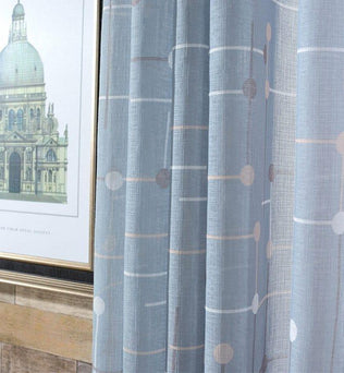 Rideaux élégants bleus avec motifs géométriques, parfaits pour ajouter une touche moderne à votre décoration intérieure. Idéal pour les salons ou chambres, ces rideaux permettent de filtrer la lumière tout en apportant une ambiance apaisante. Leur design s'harmonise facilement avec différents styles de décor. Découvrez comment ces rideaux peuvent transformer votre espace en un lieu accueillant et chic.