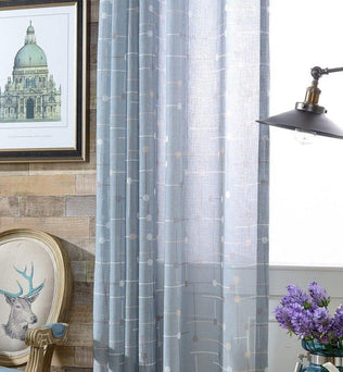 Rideau bleu à motifs géométriques modernes pour salle de séjour, offrant une ambiance élégante et contemporaine. Idéal pour compléter une décoration d'intérieur raffinée et ajouter une touche de style à votre maison. Améliorez l'esthétique de votre espace de vie avec ce rideau design et associez-le facilement à d'autres éléments décoratifs.