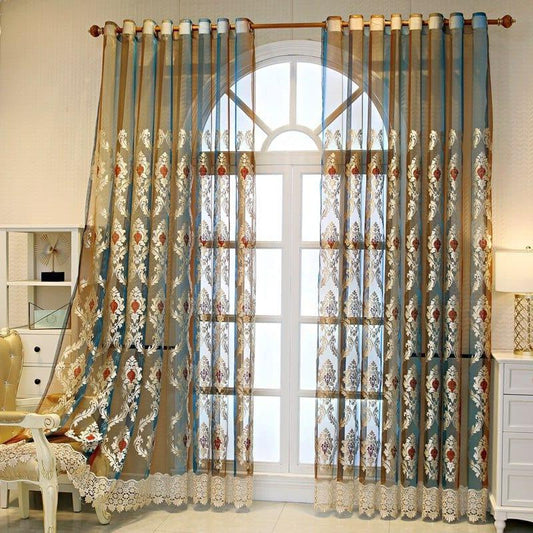 Rideaux élégants avec motifs floraux pour salon, ornant une grande fenêtre voûtée. Idéal pour ajouter une touche de sophistication et de charme à votre décoration intérieure. Parfaits pour un éclairage naturel tout en préservant l'intimité. Accessoire déco incontournable pour un intérieur raffiné.