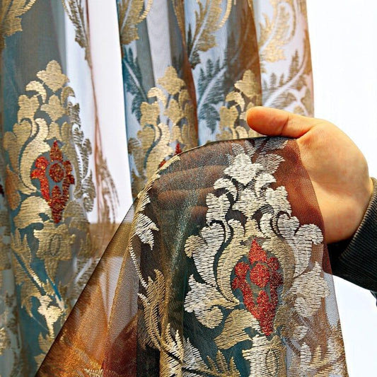 Voilage décoratif élégant avec motifs floraux dorés, idéal pour ajouter une touche raffinée à votre intérieur. Ce rideau transparent crée une ambiance lumineuse et chaleureuse, parfait pour le salon ou la chambre. Personnalisez votre espace avec ce design sophistiqué et intemporel.
