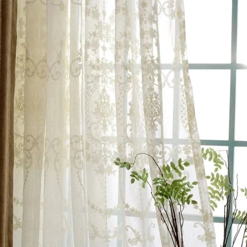 Voilage délicatement brodé pour fenêtre élégante, ajoutant une touche de raffinement à votre intérieur. Idéal pour filtrer la lumière tout en préservant l'intimité de votre espace de vie. Accessoire parfait pour salon, chambre ou bureau, créant une ambiance lumineuse et chaleureuse.