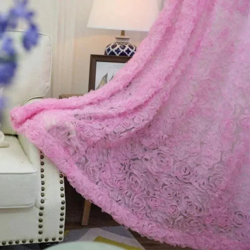 Plaid décoratif rose à motif floral, idéal pour ajouter une touche élégante et chaleureuse à votre salon. Ce couvre-lit apporte douceur et style à votre intérieur. Parfait pour les soirées cocooning ou comme élément de décoration sur un canapé ou un fauteuil. Découvrez le charme et le confort de ce plaid tendance.