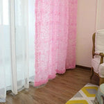 Rideaux roses élégants pour salon moderne avec motifs en relief, ajoutant une touche de sophistication et de couleur à votre espace de vie. Optimisez votre décoration intérieure avec ces rideaux qui filtrent la lumière tout en créant une atmosphère chaleureuse et accueillante. Solution idéale pour égayer une pièce tout en préservant l'intimité. Disponibles en diverses tailles pour s'adapter à vos fenêtres.